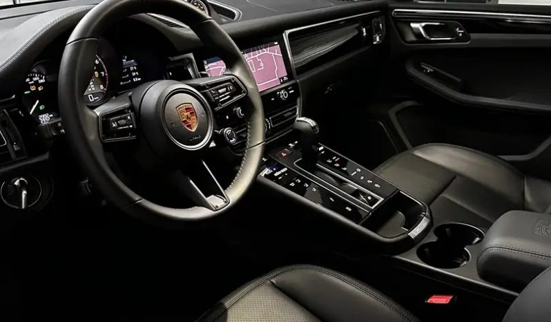 
								2023 Porsche Macan S, Black, 23,000 km full									